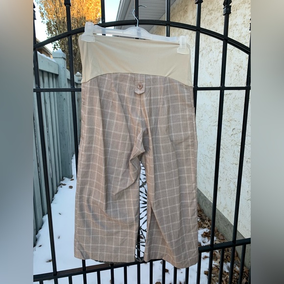 Two pairs of maternity pants. 3/4 length - Picture 5 of 7